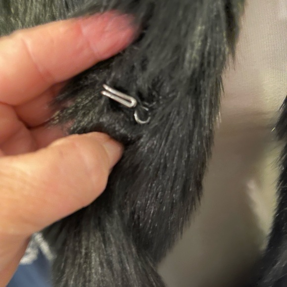 Mossimo Women's Faux Fur Black Vest Large Soft Sleeveless Lined Fall Winter - Picture 4 of 6